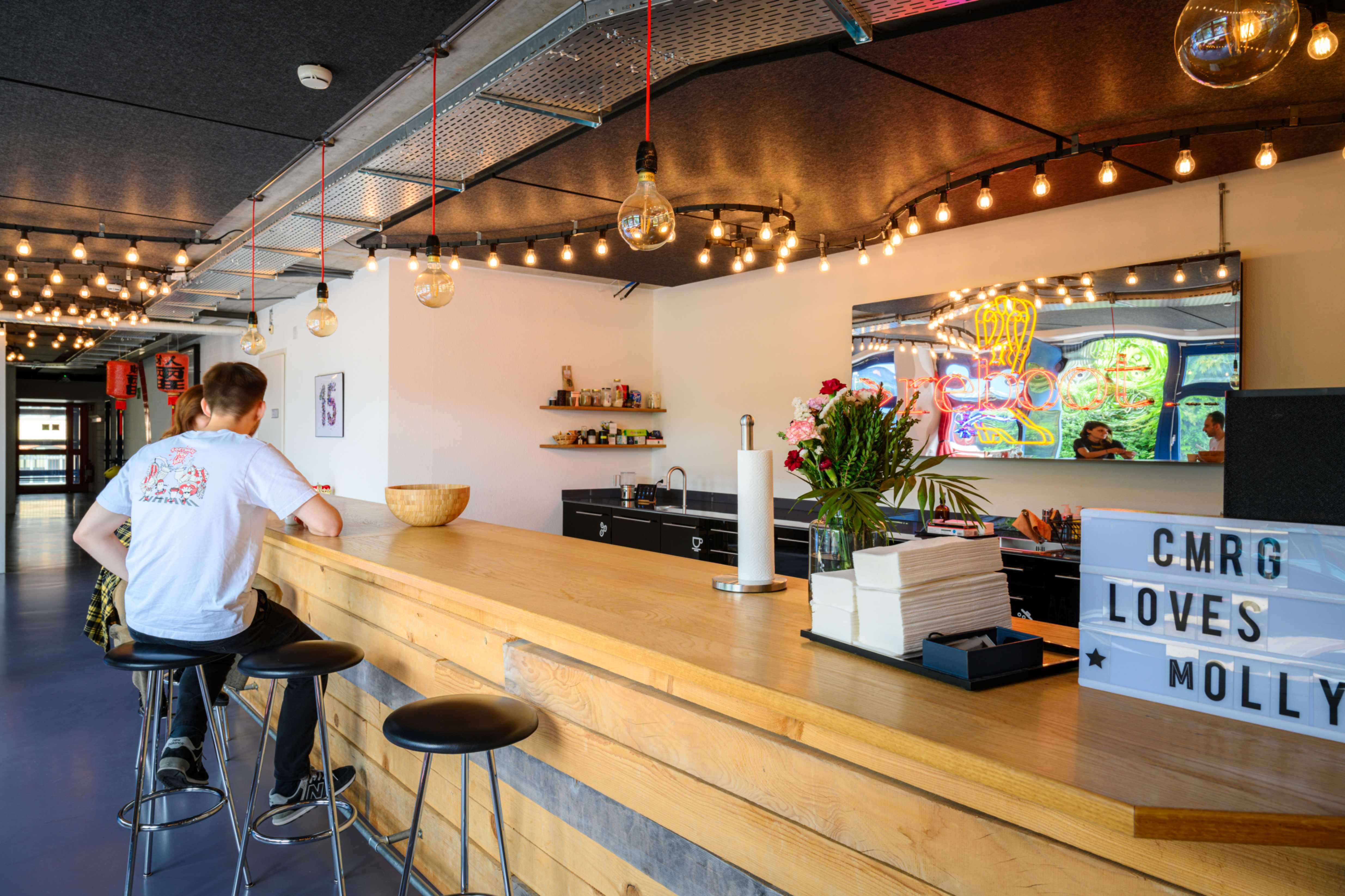 Comerge AG Zurich - a Swiss software company, founded in Switzerland, for UX and software projects of all kinds. Office interior: User Experience Workshop Bar