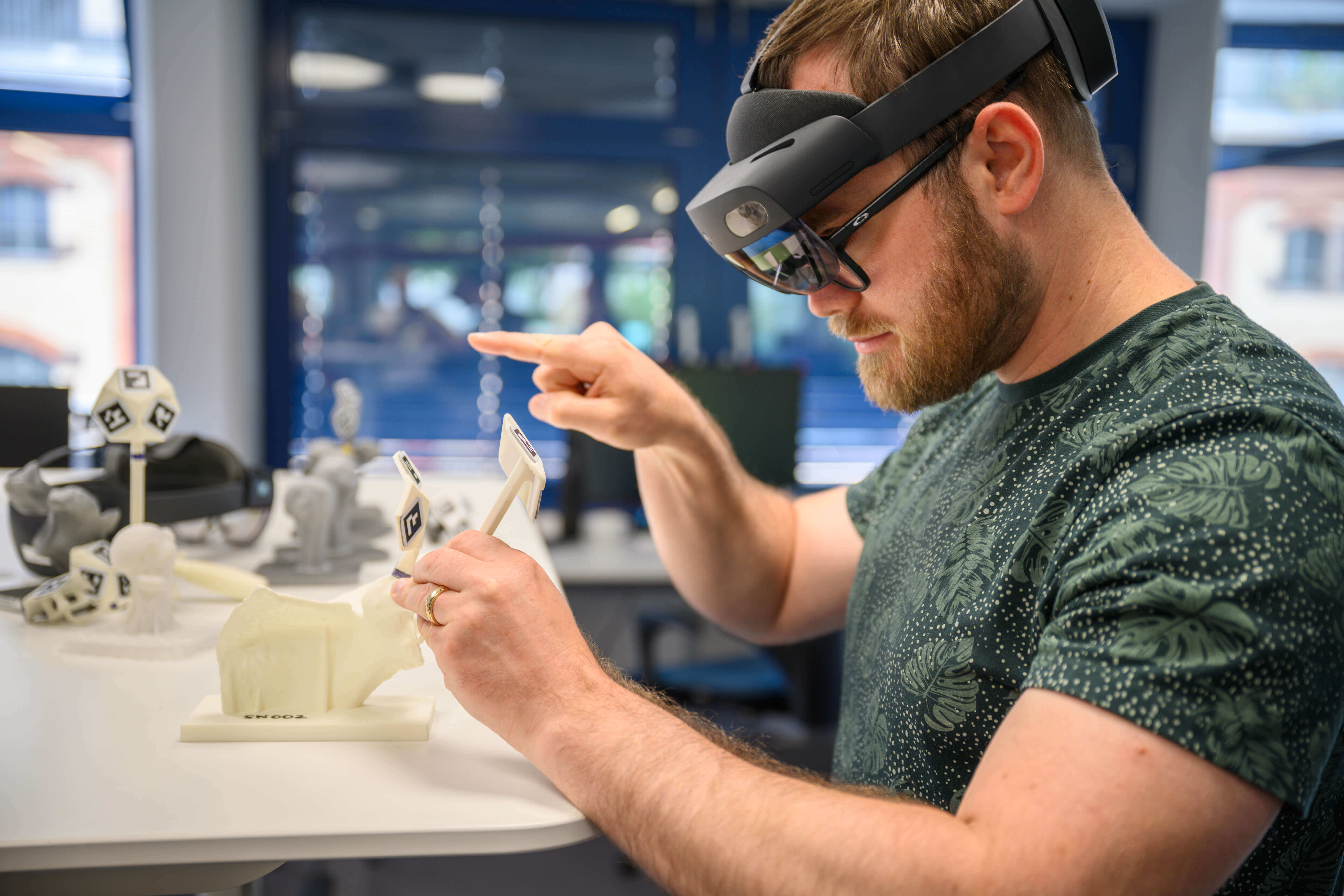 QNNECT custom software design for secure communication - with UX and User testing in mind, for a good interaction design for mobile users